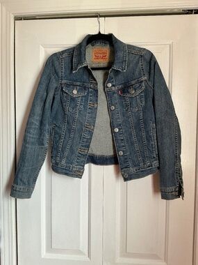 Levi’s dark blue denim jacket for women (XS)